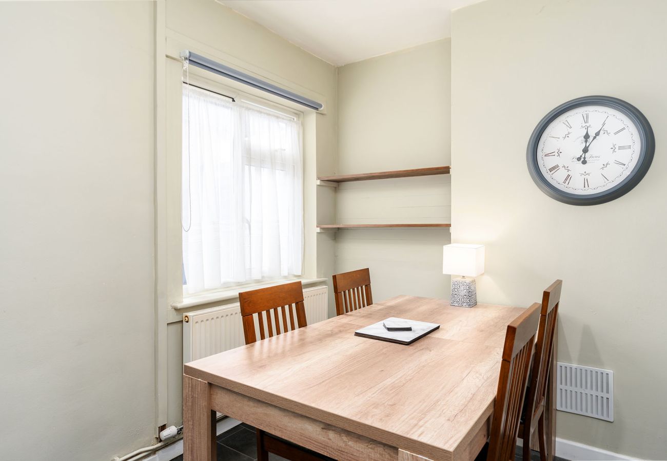 House in Chester - Convenient 2BR House with Great Transport Links