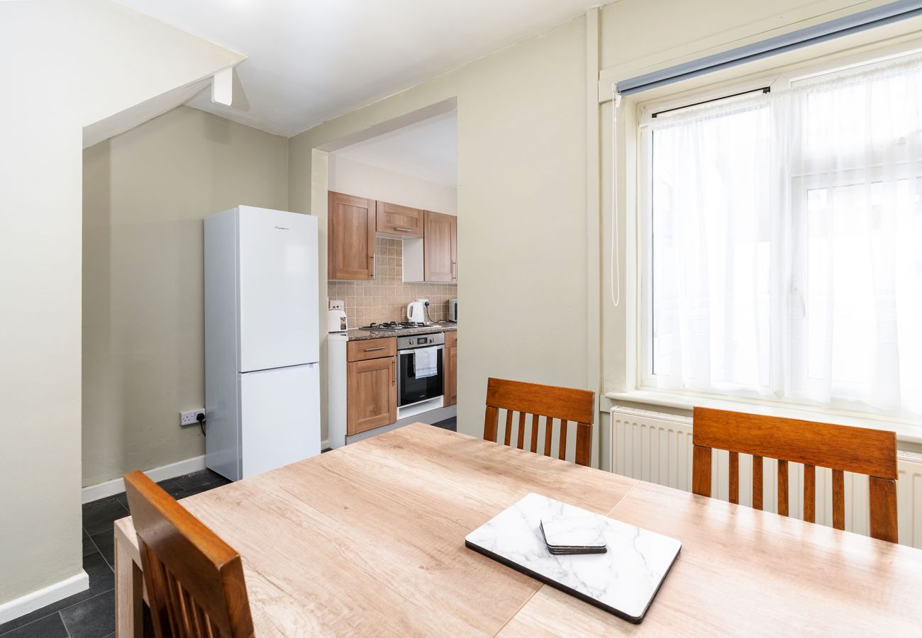 House in Chester - Convenient 2BR House with Great Transport Links