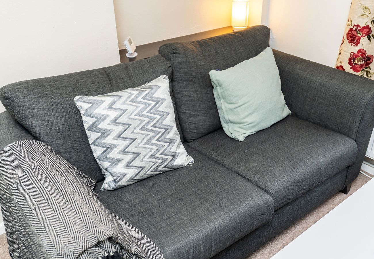 House in Chester - Convenient 2BR House with Great Transport Links