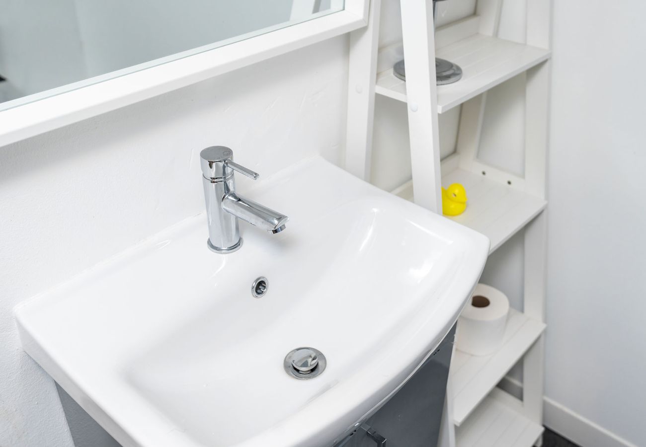 House in Chester - Convenient 2BR House with Great Transport Links