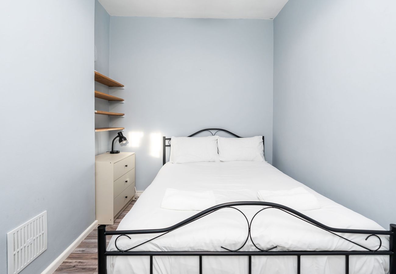 House in Chester - Convenient 2BR House with Great Transport Links