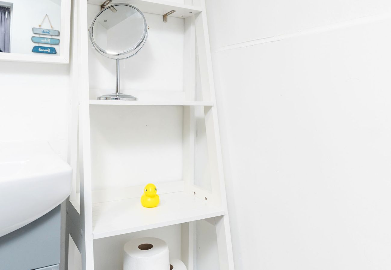 House in Chester - Convenient 2BR House with Great Transport Links