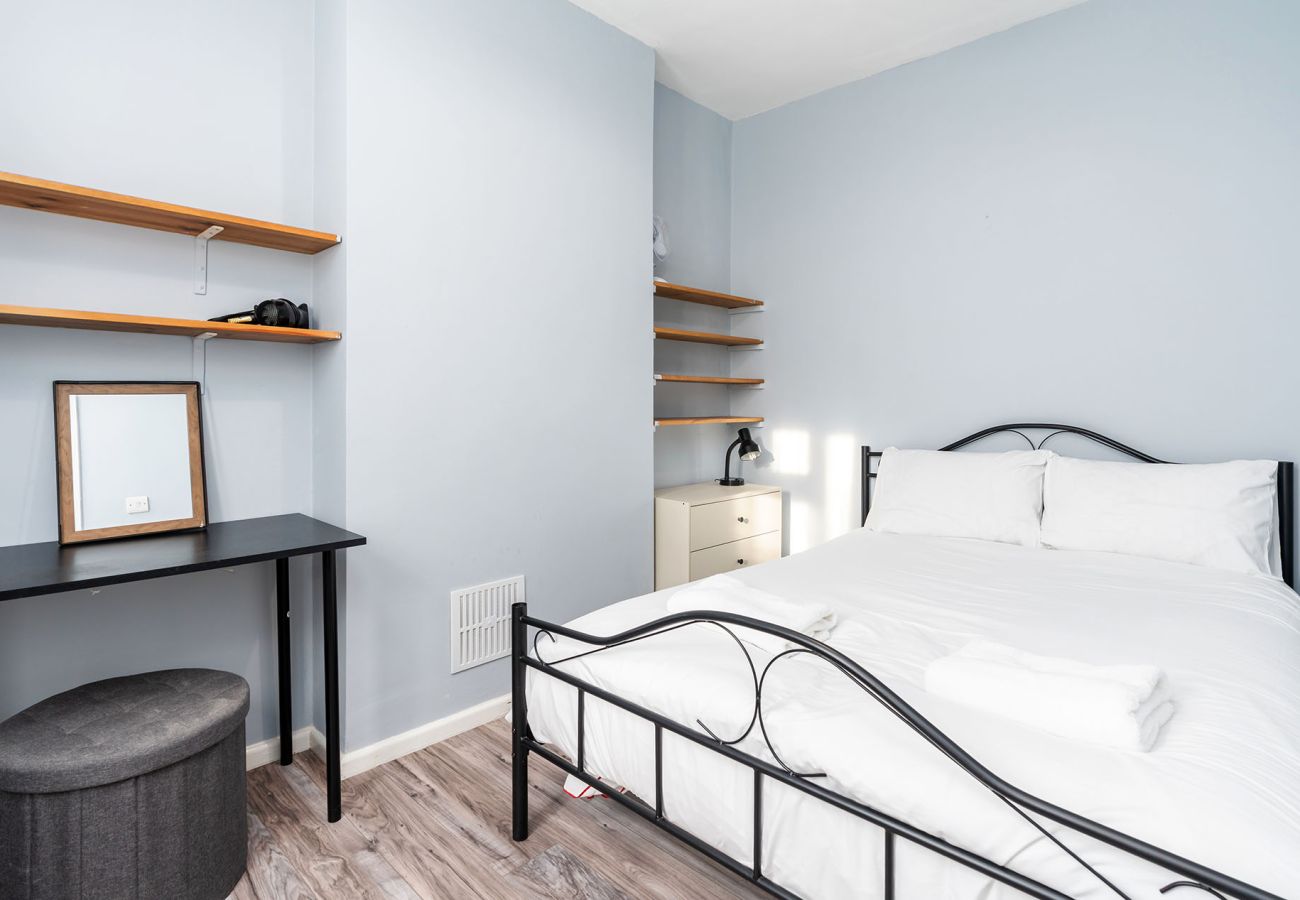 House in Chester - Convenient 2BR House with Great Transport Links