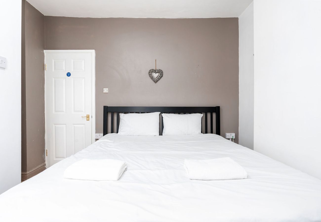 House in Chester - Convenient 2BR House with Great Transport Links