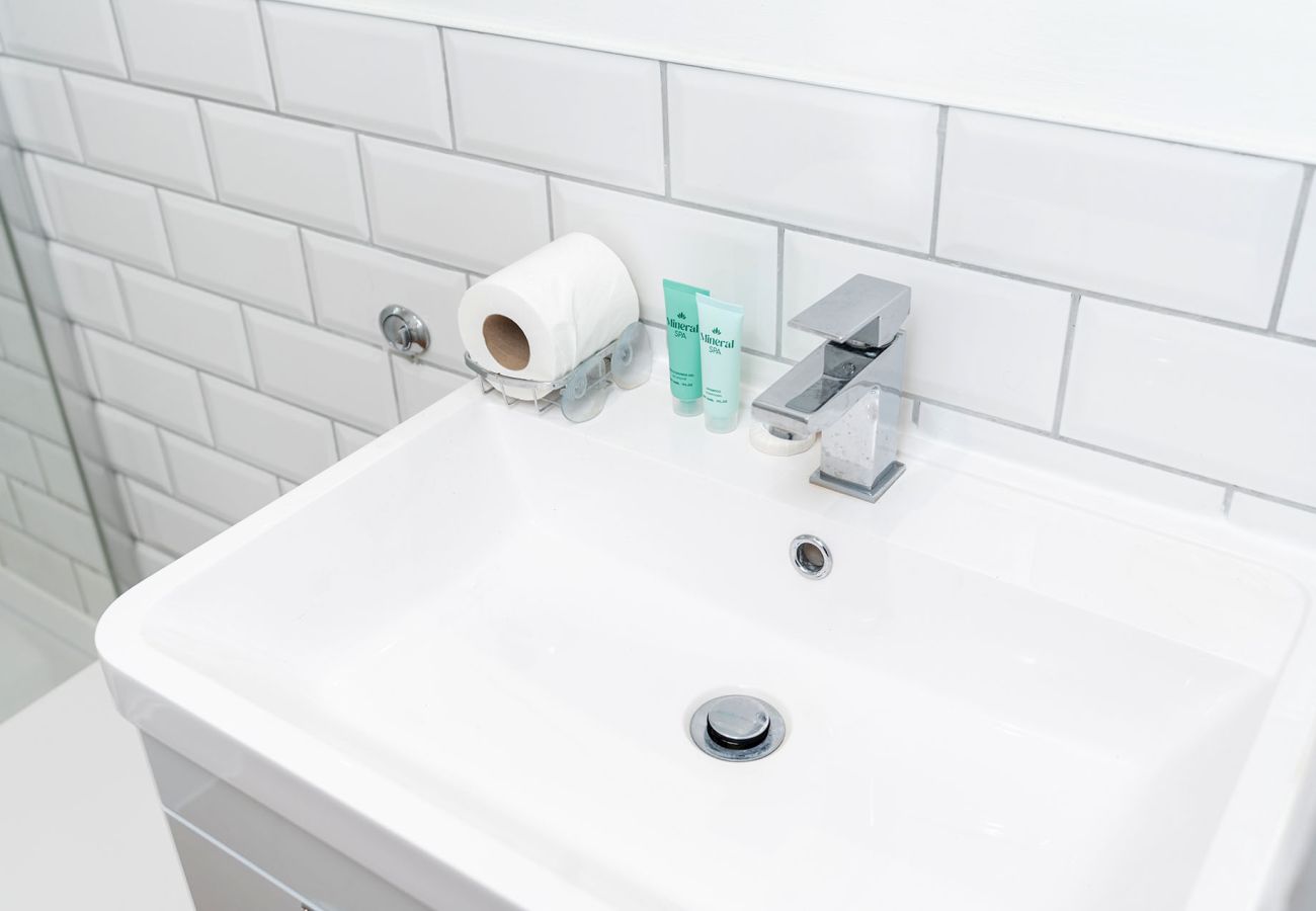 House in Chester - Convenient 2BR House with Great Transport Links