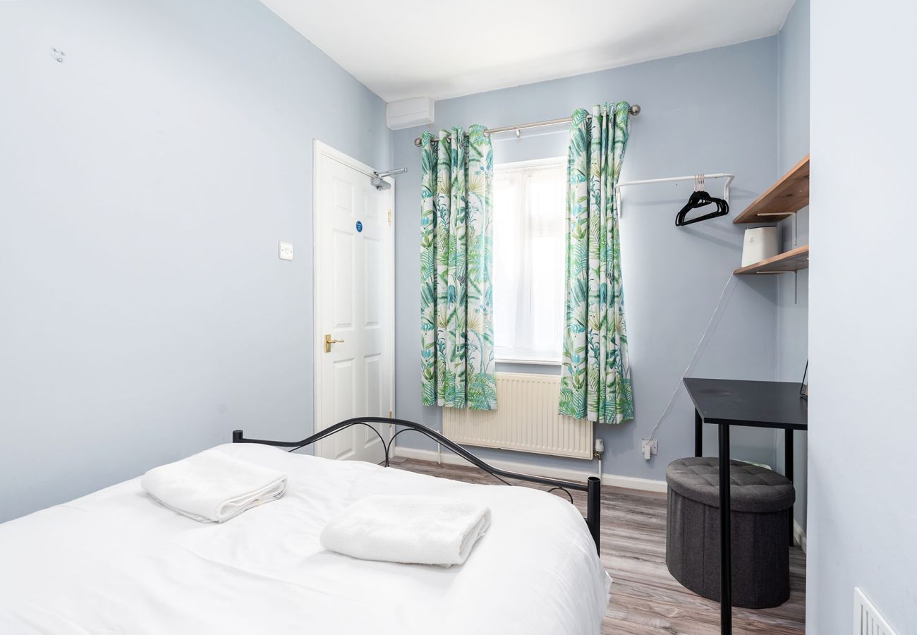 House in Chester - Convenient 2BR House with Great Transport Links