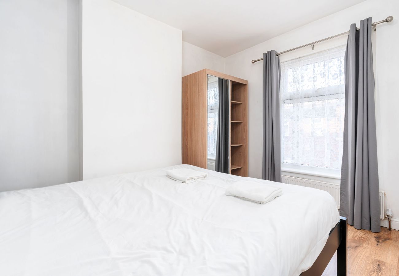 House in Chester - Convenient 2BR House with Great Transport Links