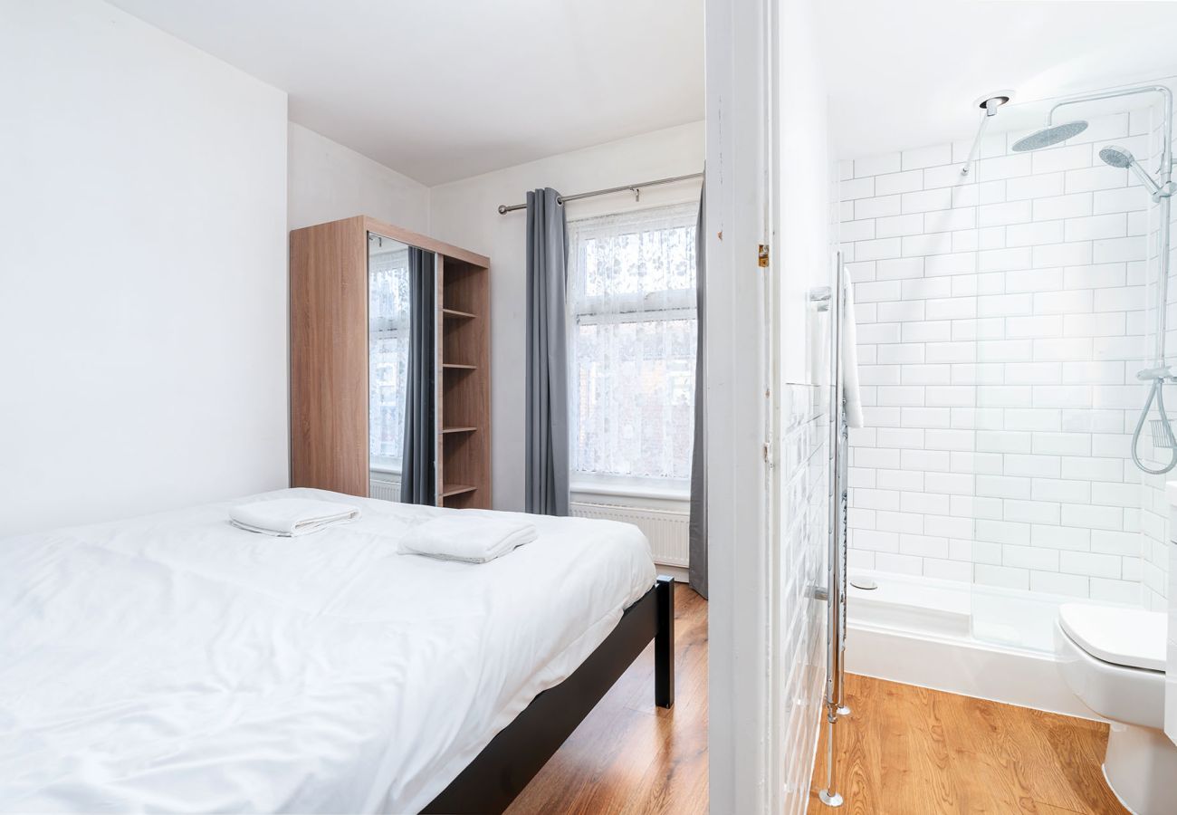 House in Chester - Convenient 2BR House with Great Transport Links