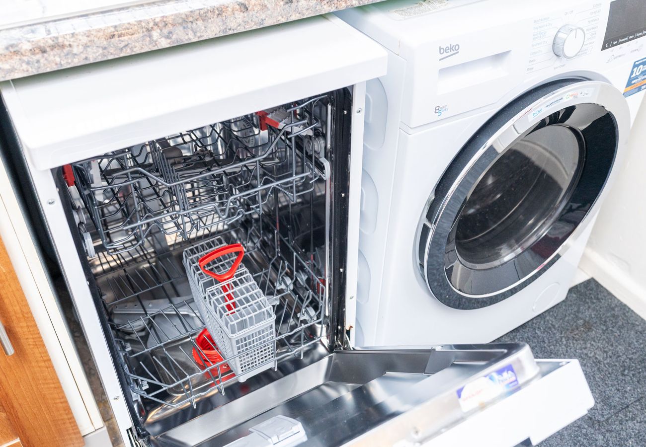 House in Chester - Convenient 2BR House with Great Transport Links