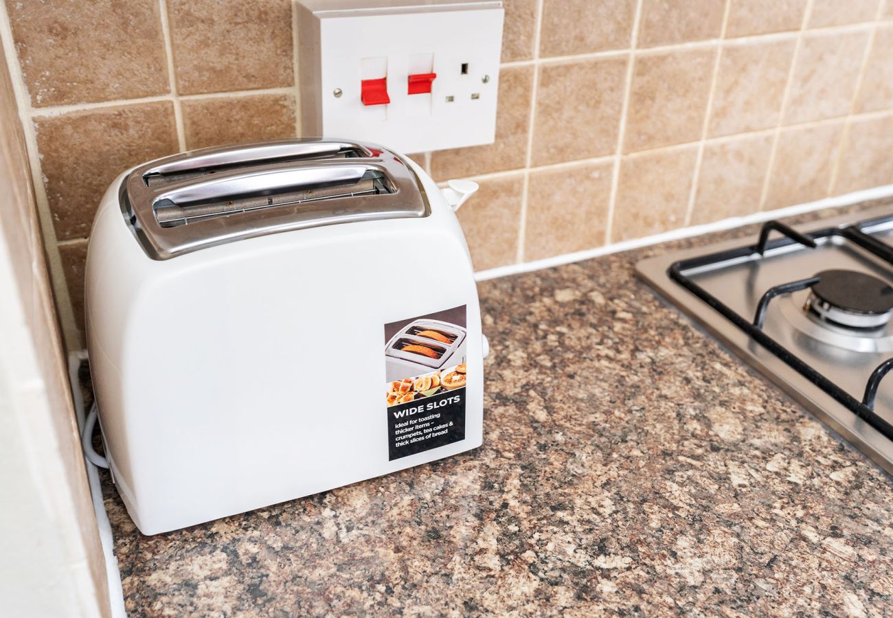 House in Chester - Convenient 2BR House with Great Transport Links