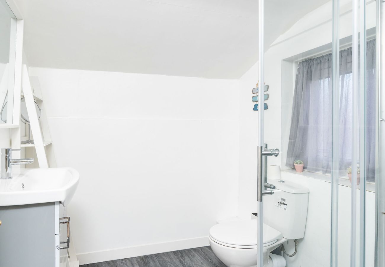 House in Chester - Convenient 2BR House with Great Transport Links