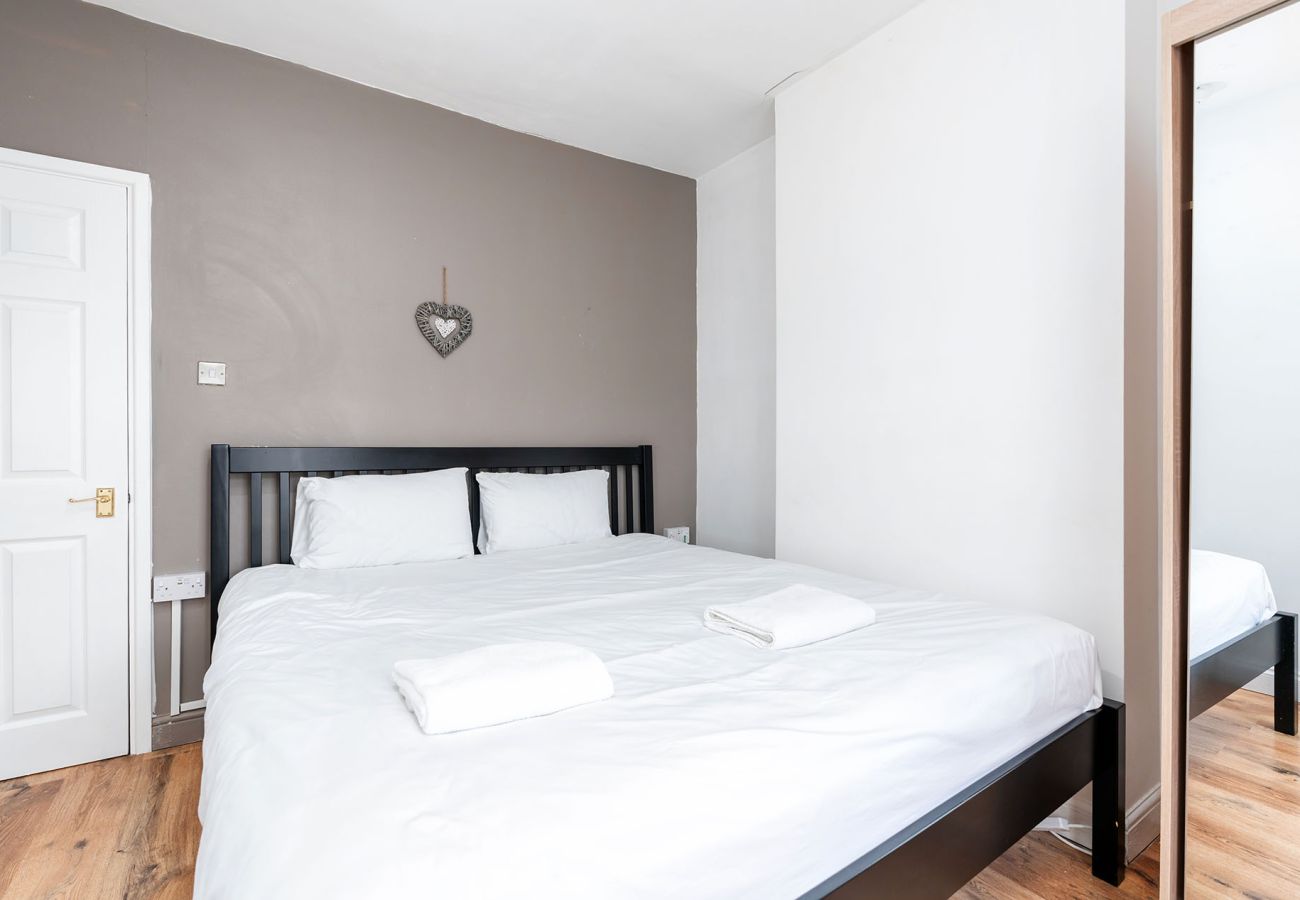 House in Chester - Convenient 2BR House with Great Transport Links