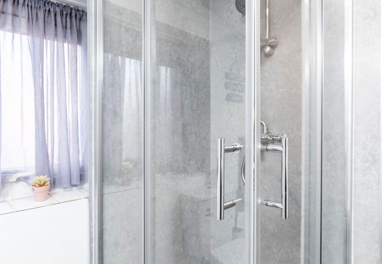 House in Chester - Convenient 2BR House with Great Transport Links