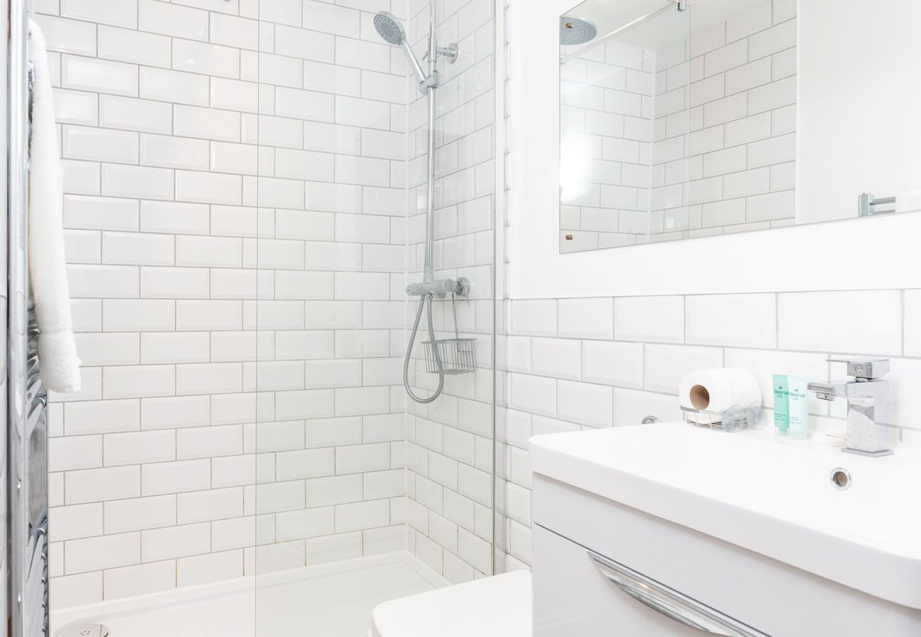 House in Chester - Convenient 2BR House with Great Transport Links