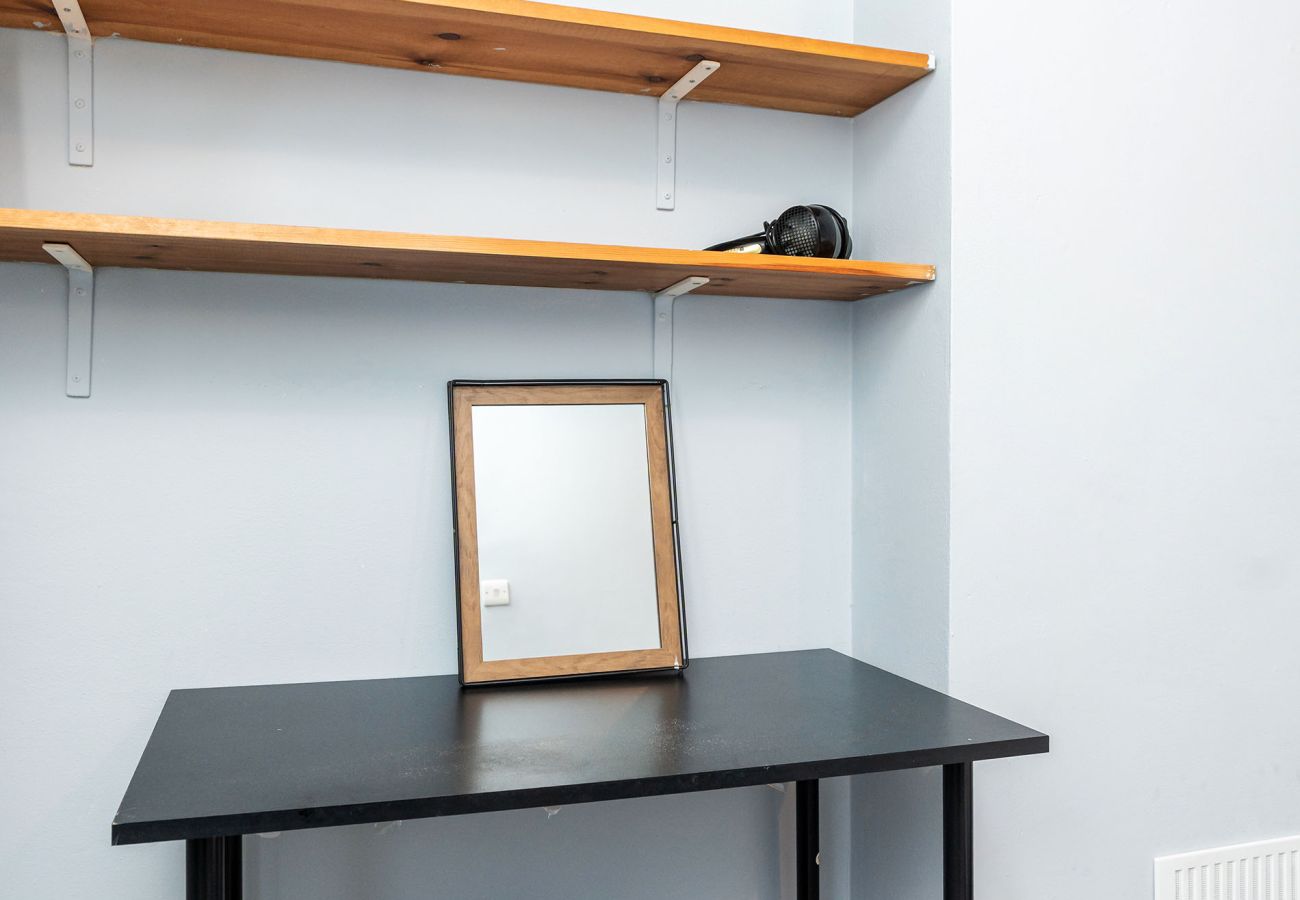 House in Chester - Convenient 2BR House with Great Transport Links