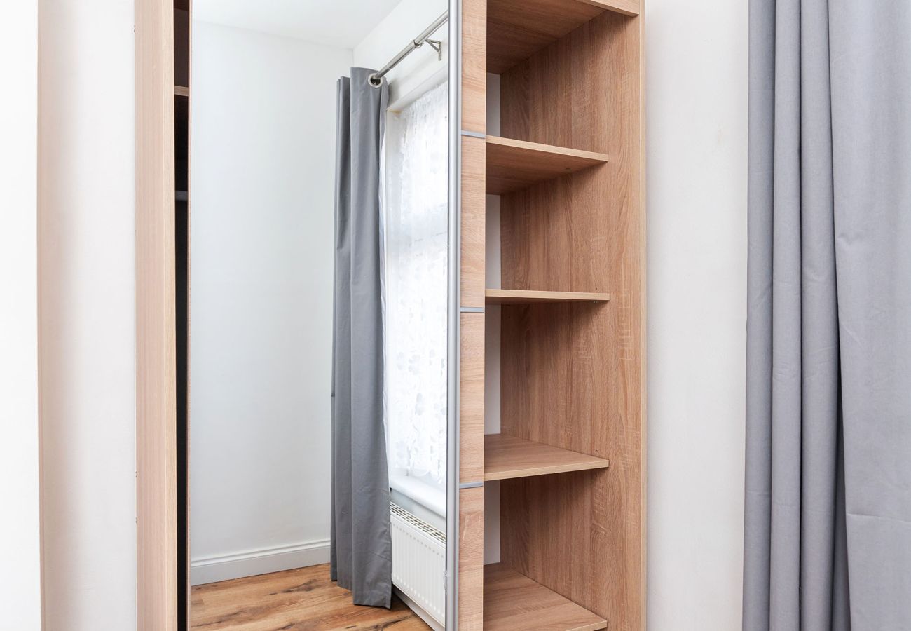 House in Chester - Convenient 2BR House with Great Transport Links