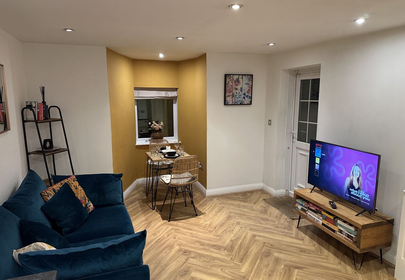 Apartment in Manchester - 2-Bed Flat in West Didsbury Near Fletcher Moss