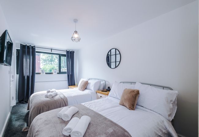 House in Warrington - Spacious 3BR Home - Close to Golf, Sailing & Motorways