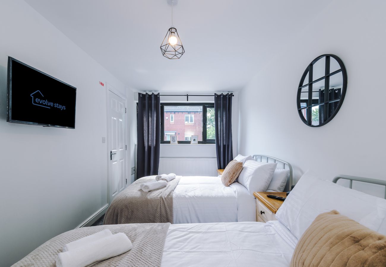 House in Warrington - Spacious 3BR Home - Close to Golf, Sailing & Motorways