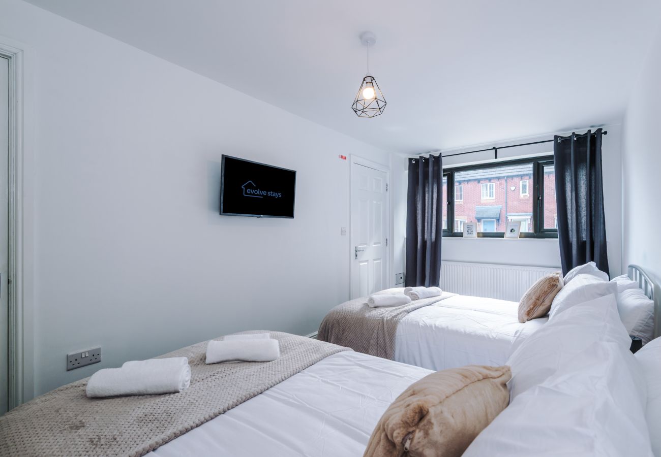 House in Warrington - Spacious 3BR Home - Close to Golf, Sailing & Motorways