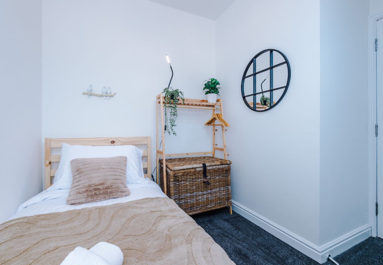 House in Warrington - Spacious 3BR Home - Close to Golf, Sailing & Motorways