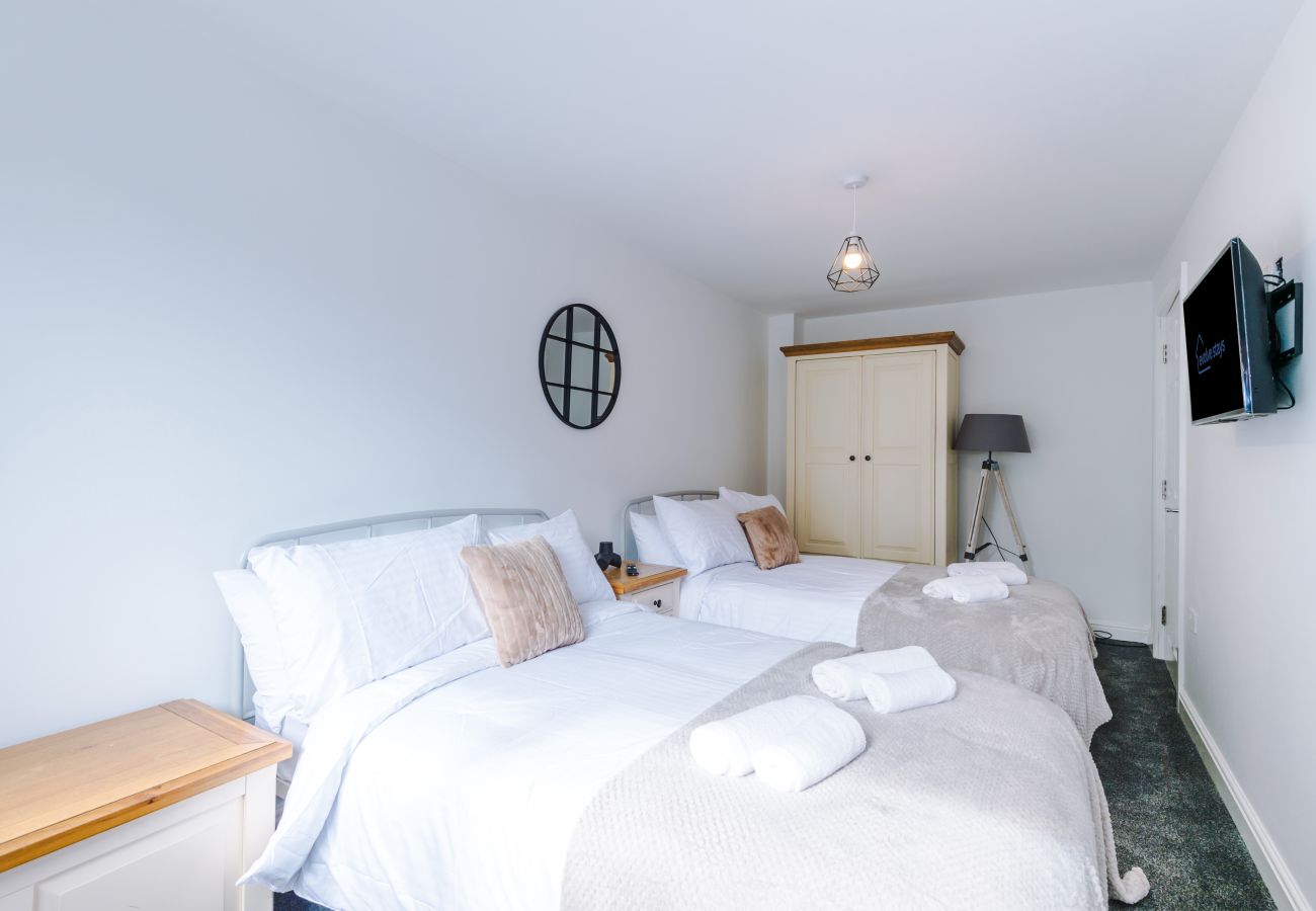 House in Warrington - Spacious 3BR Home - Close to Golf, Sailing & Motorways