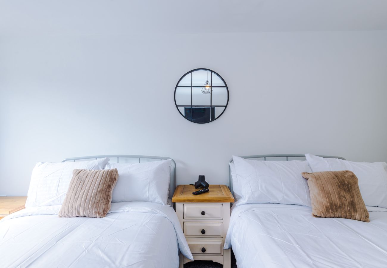 House in Warrington - Spacious 3BR Home - Close to Golf, Sailing & Motorways