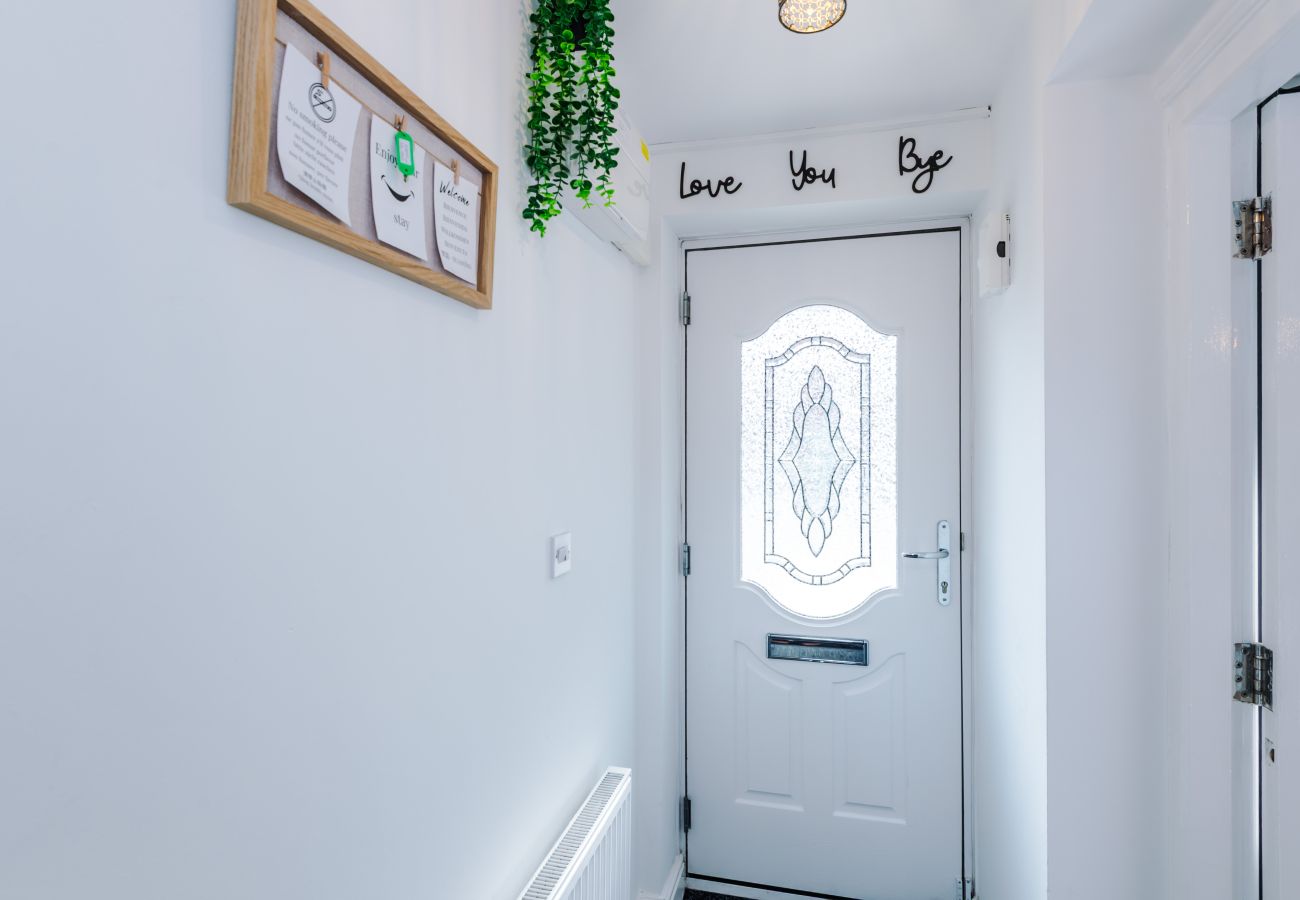 House in Warrington - Spacious 3BR Home - Close to Golf, Sailing & Motorways