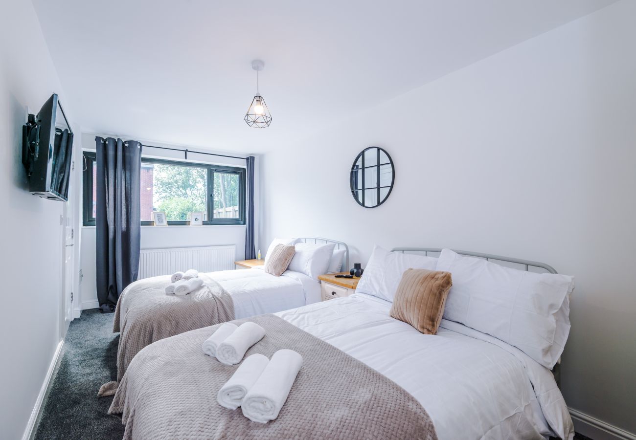 House in Warrington - Spacious 3BR Home - Close to Golf, Sailing & Motorways