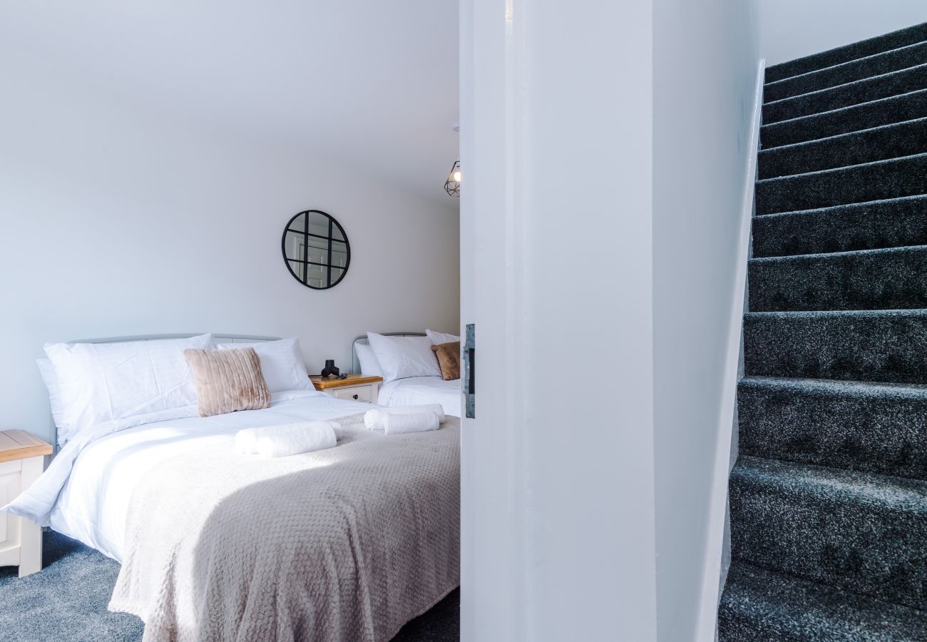 House in Warrington - Spacious 3BR Home - Close to Golf, Sailing & Motorways