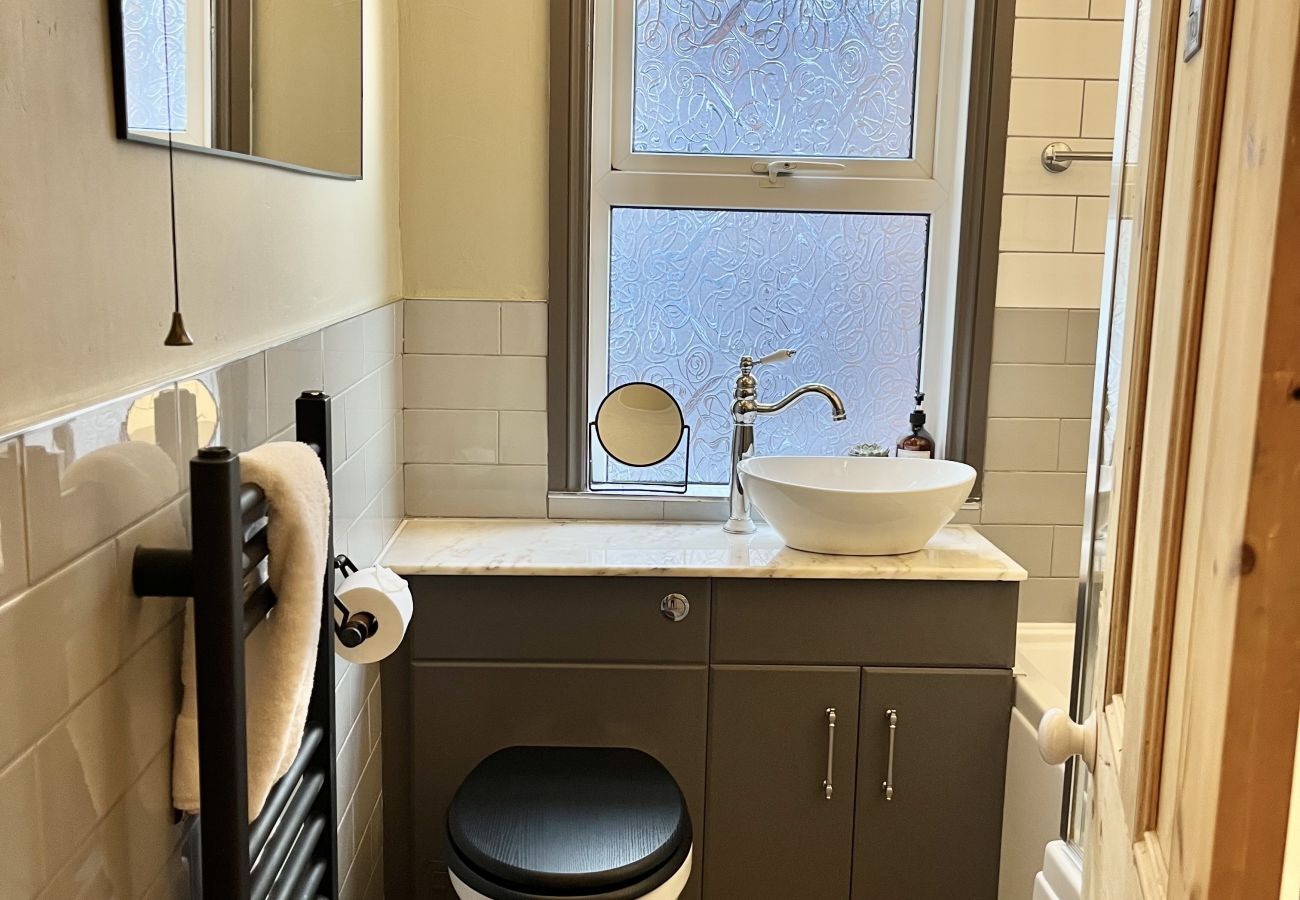 House in Chester - Charming 3BR Home - Garden & Parking