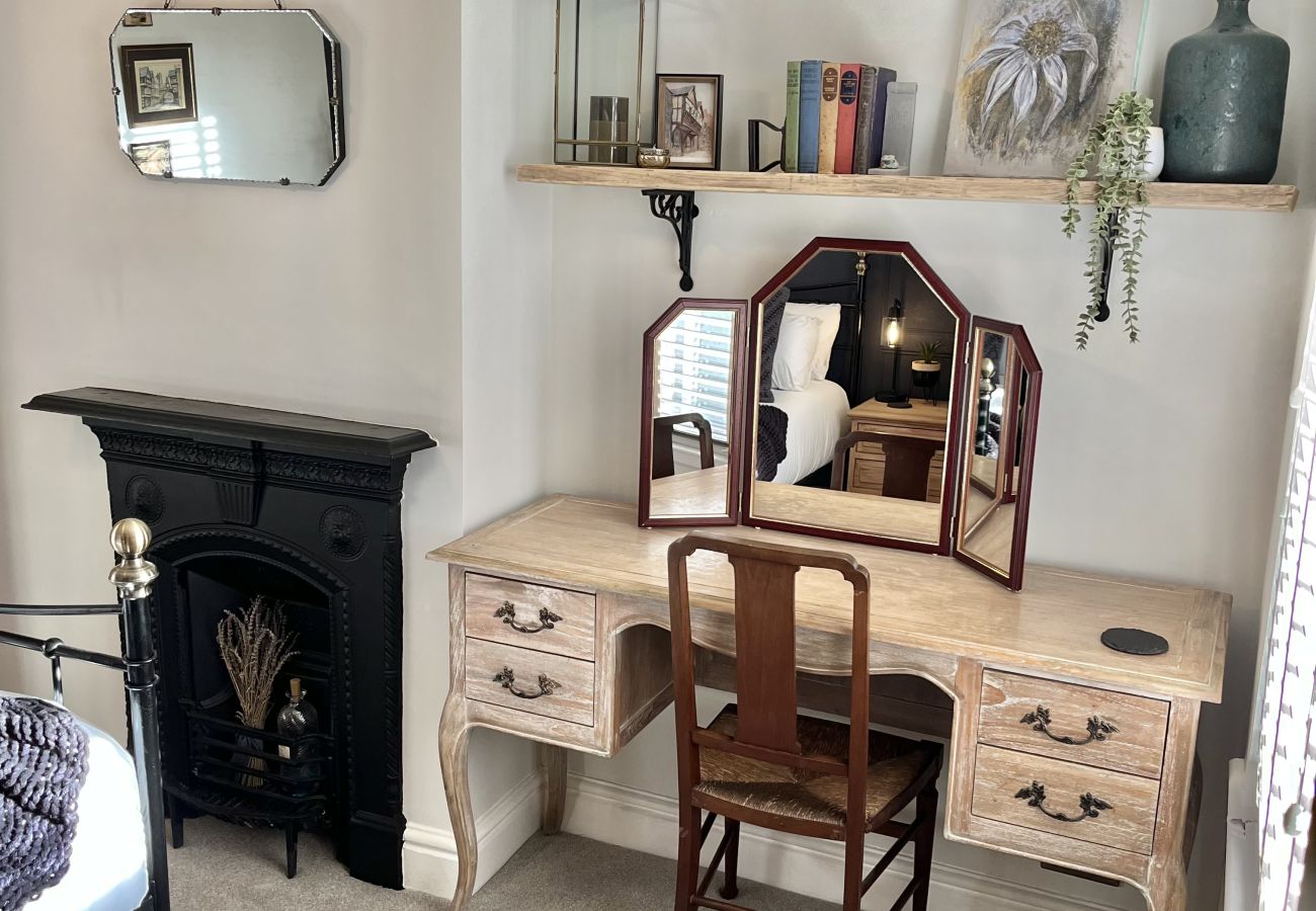 House in Chester - Charming 3BR Home - Garden & Parking