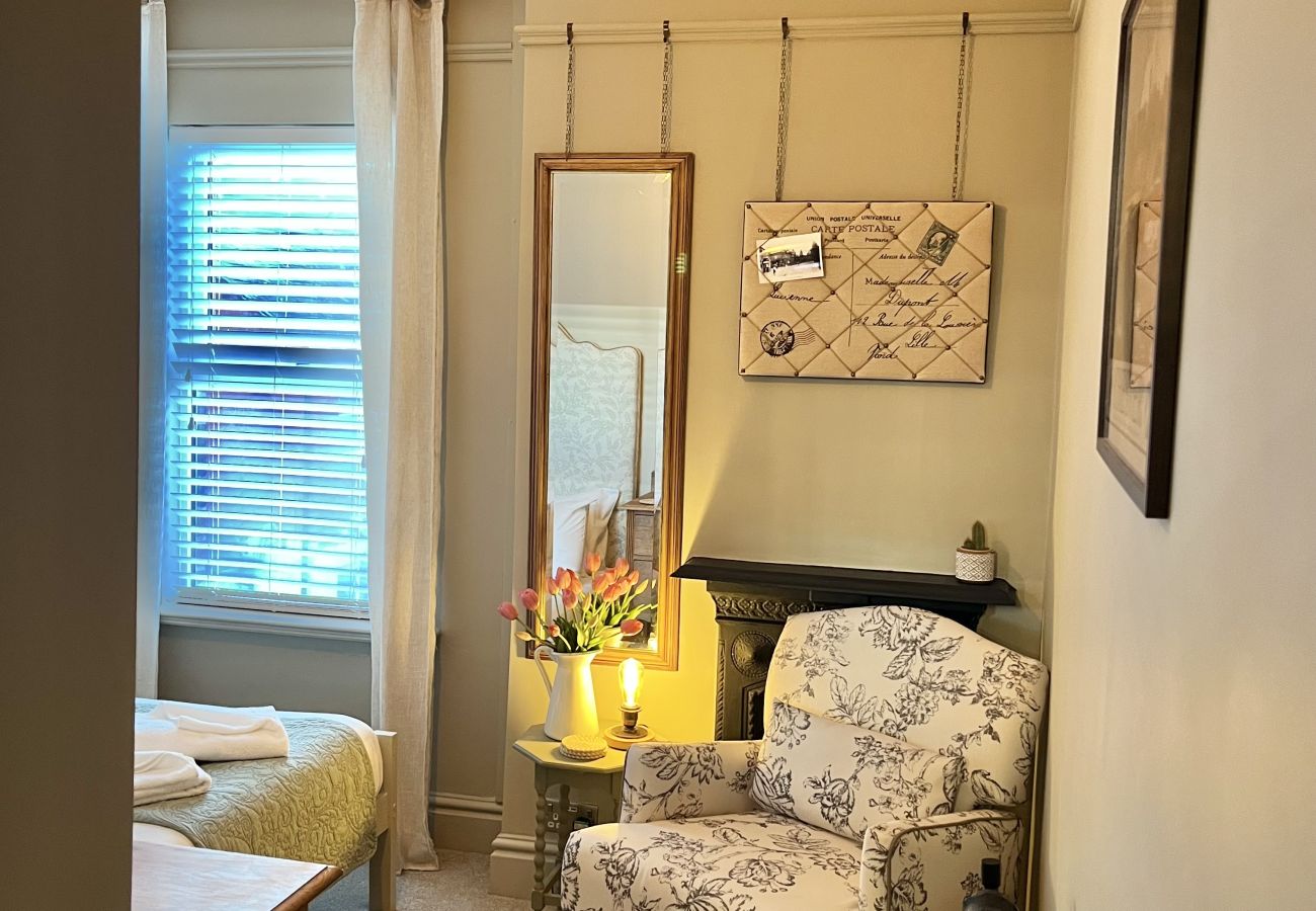 House in Chester - Charming 3BR Home - Garden & Parking