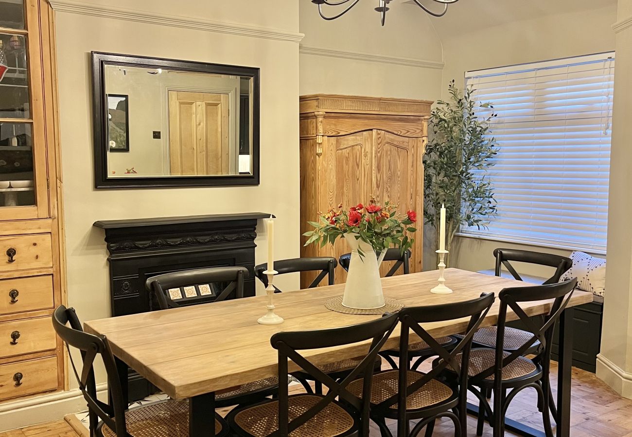 House in Chester - Charming 3BR Home - Garden & Parking