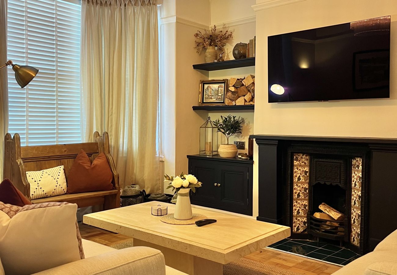 House in Chester - Charming 3BR Home - Garden & Parking