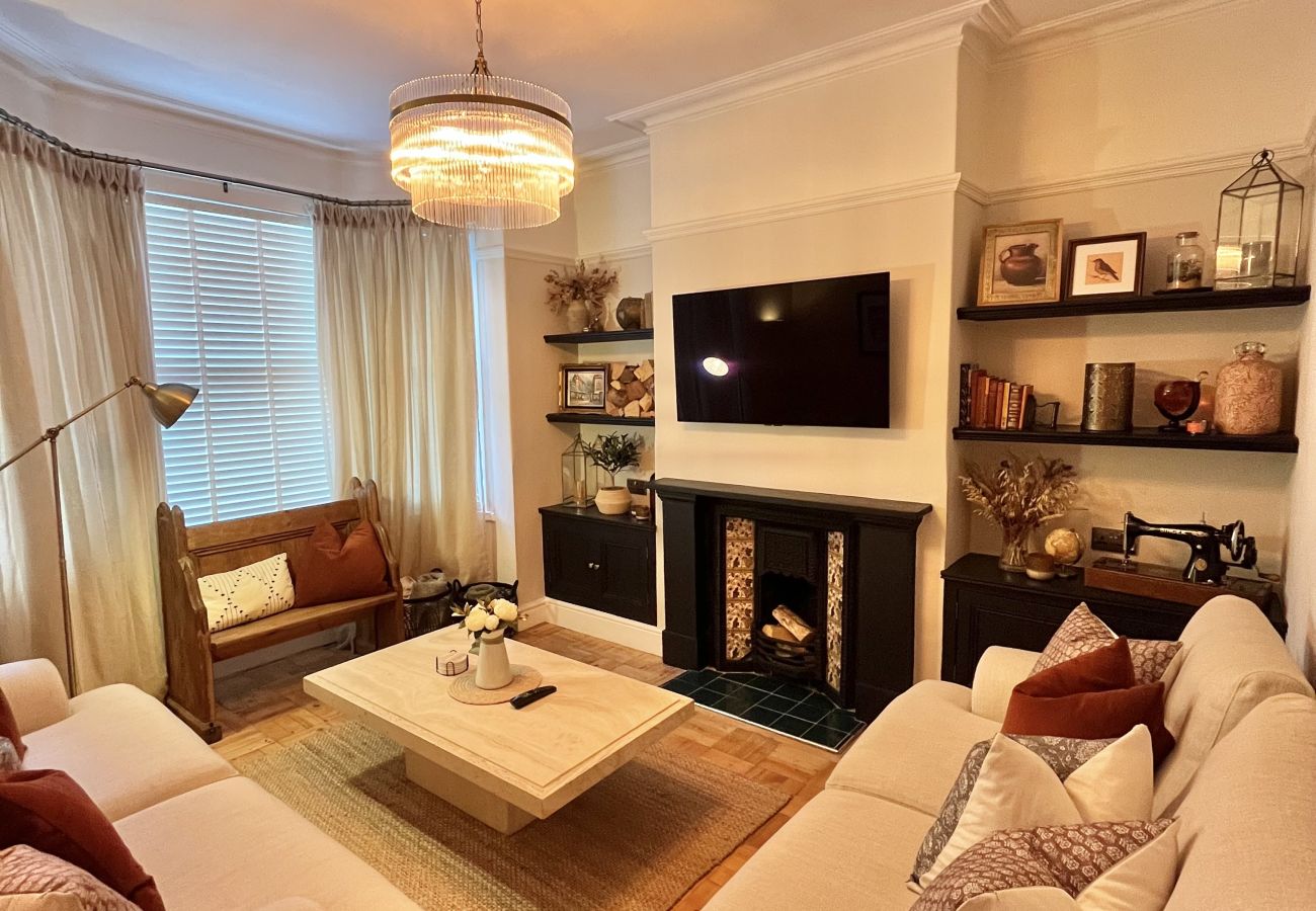 House in Chester - Charming 3BR Home - Garden & Parking