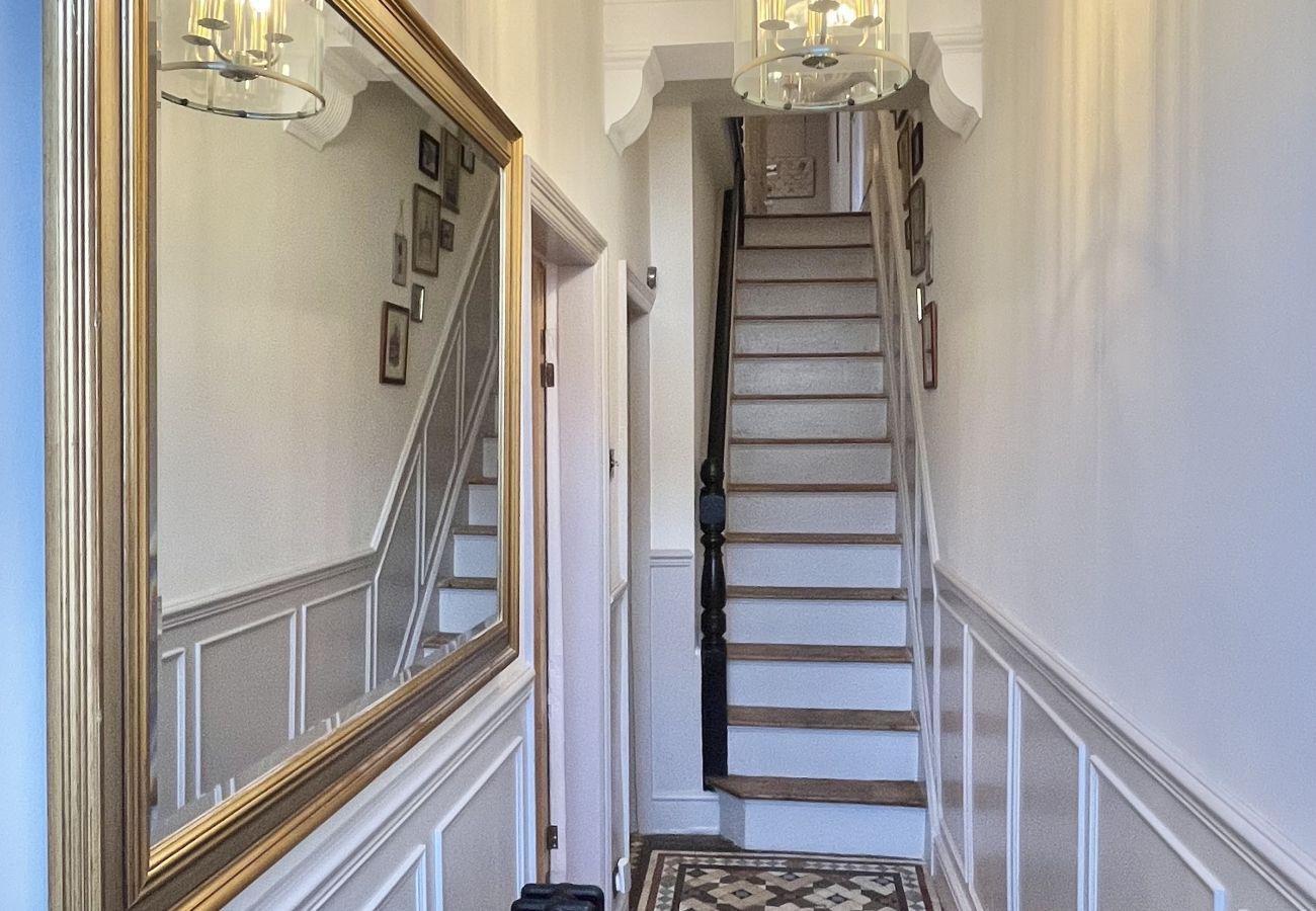 House in Chester - Charming 3BR Home - Garden & Parking