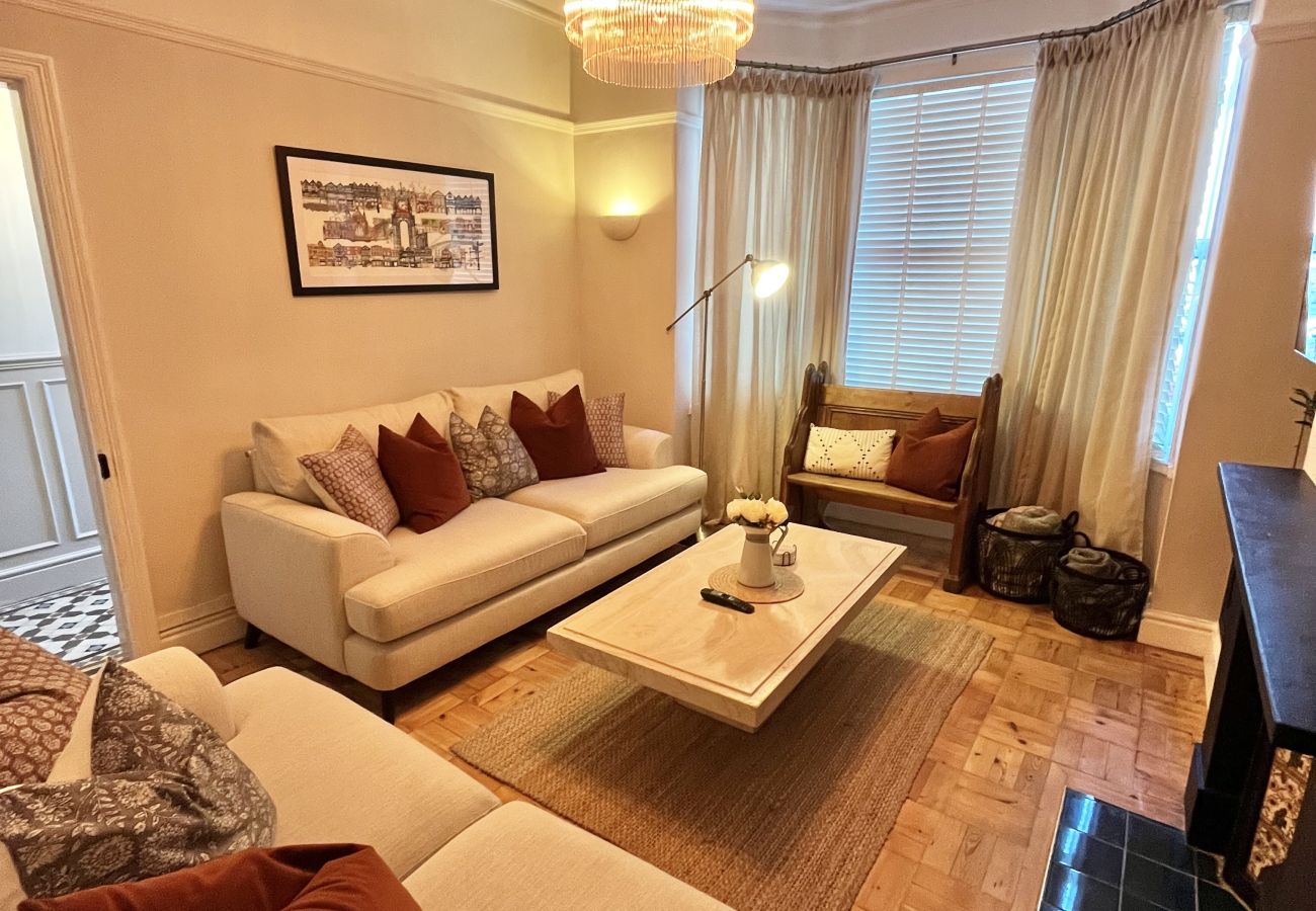 House in Chester - Charming 3BR Home - Garden & Parking