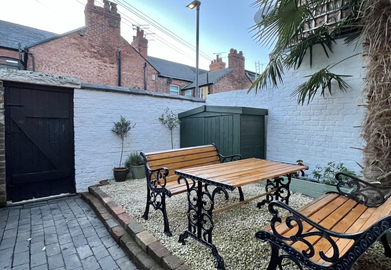 House in Chester - Charming 3BR Home - Garden & Parking