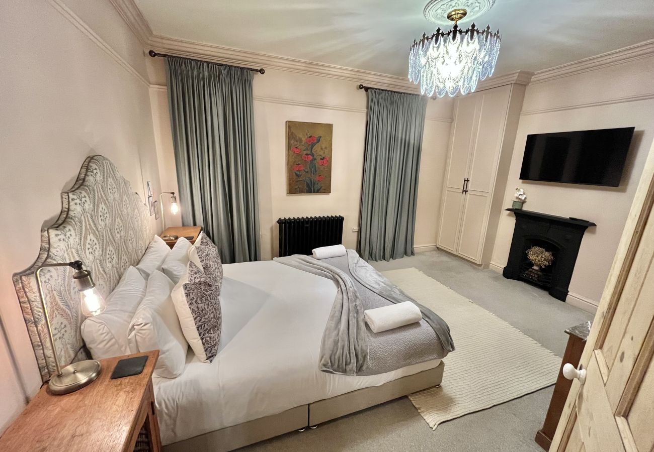 House in Chester - Charming 3BR Home - Garden & Parking