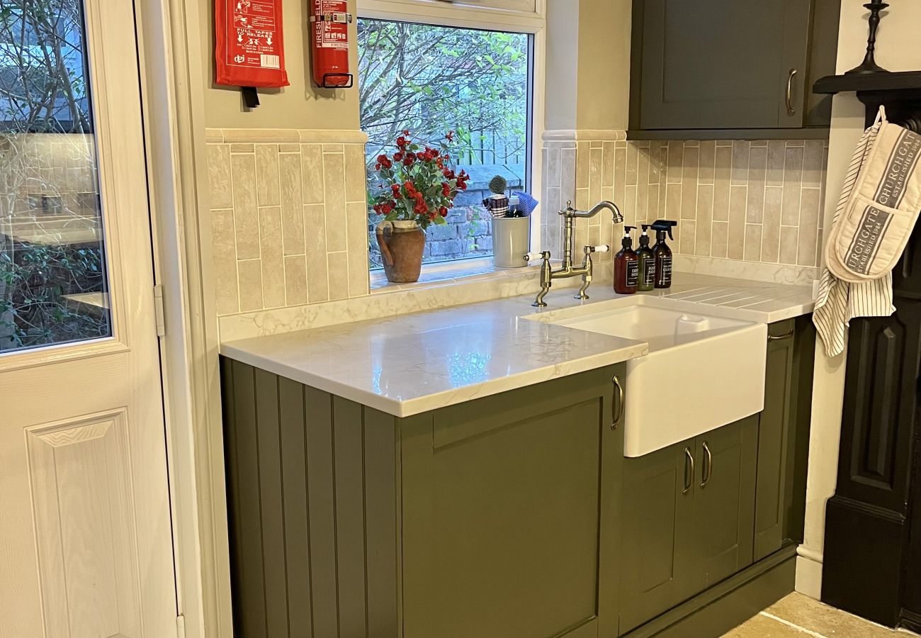 House in Chester - Charming 3BR Home - Garden & Parking