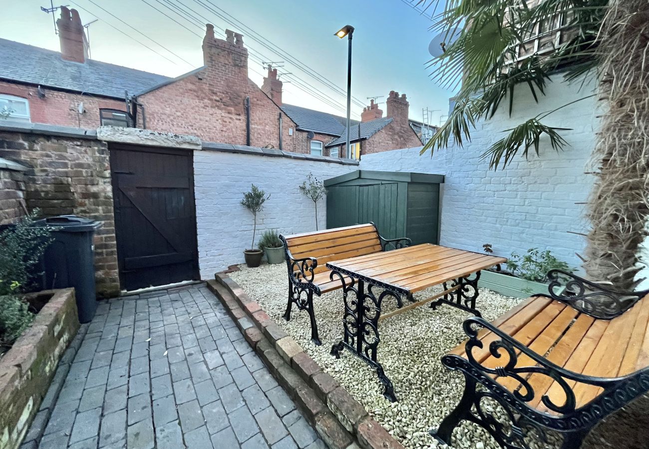House in Chester - Charming 3BR Home - Garden & Parking