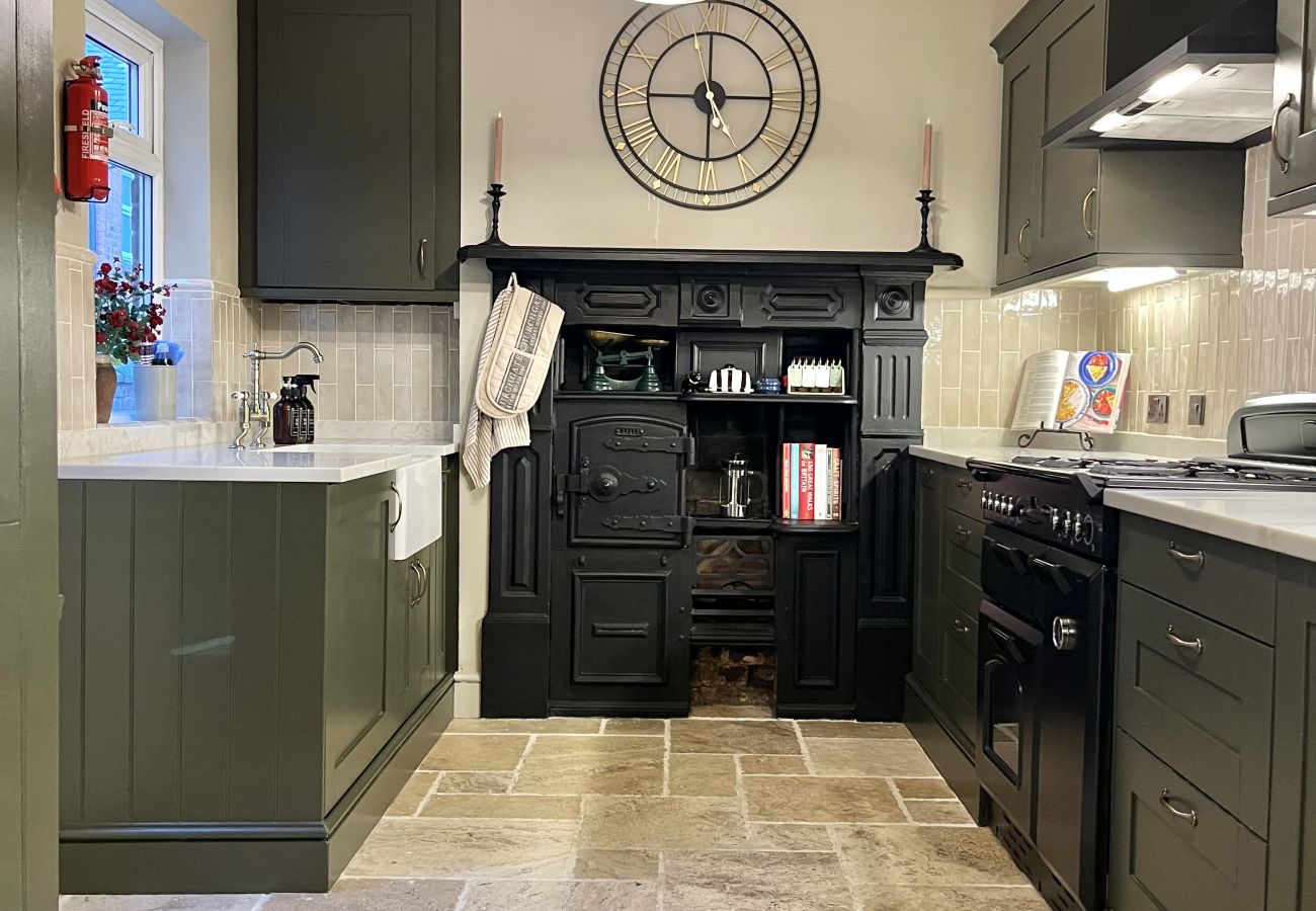 House in Chester - Charming 3BR Home - Garden & Parking