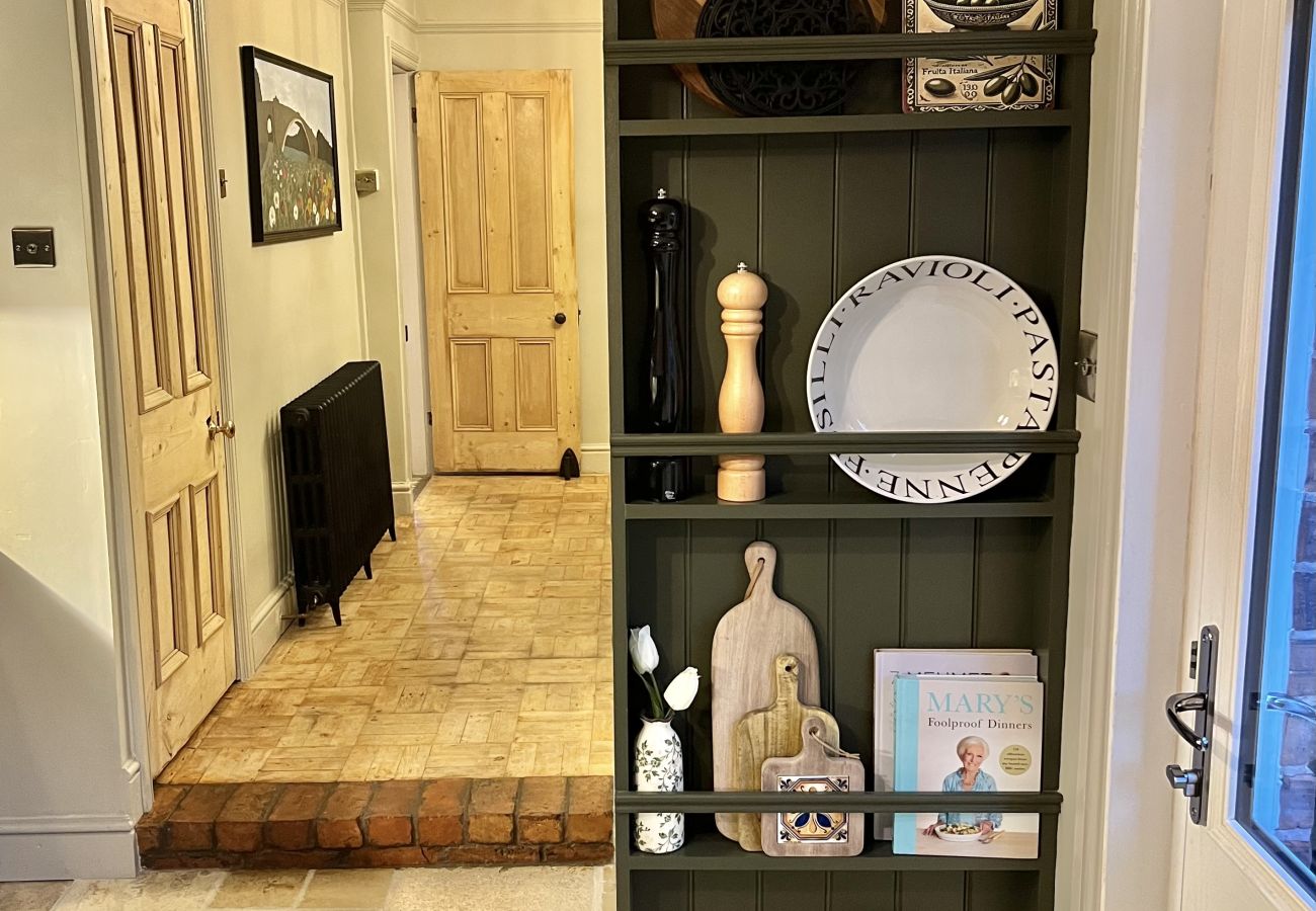 House in Chester - Charming 3BR Home - Garden & Parking