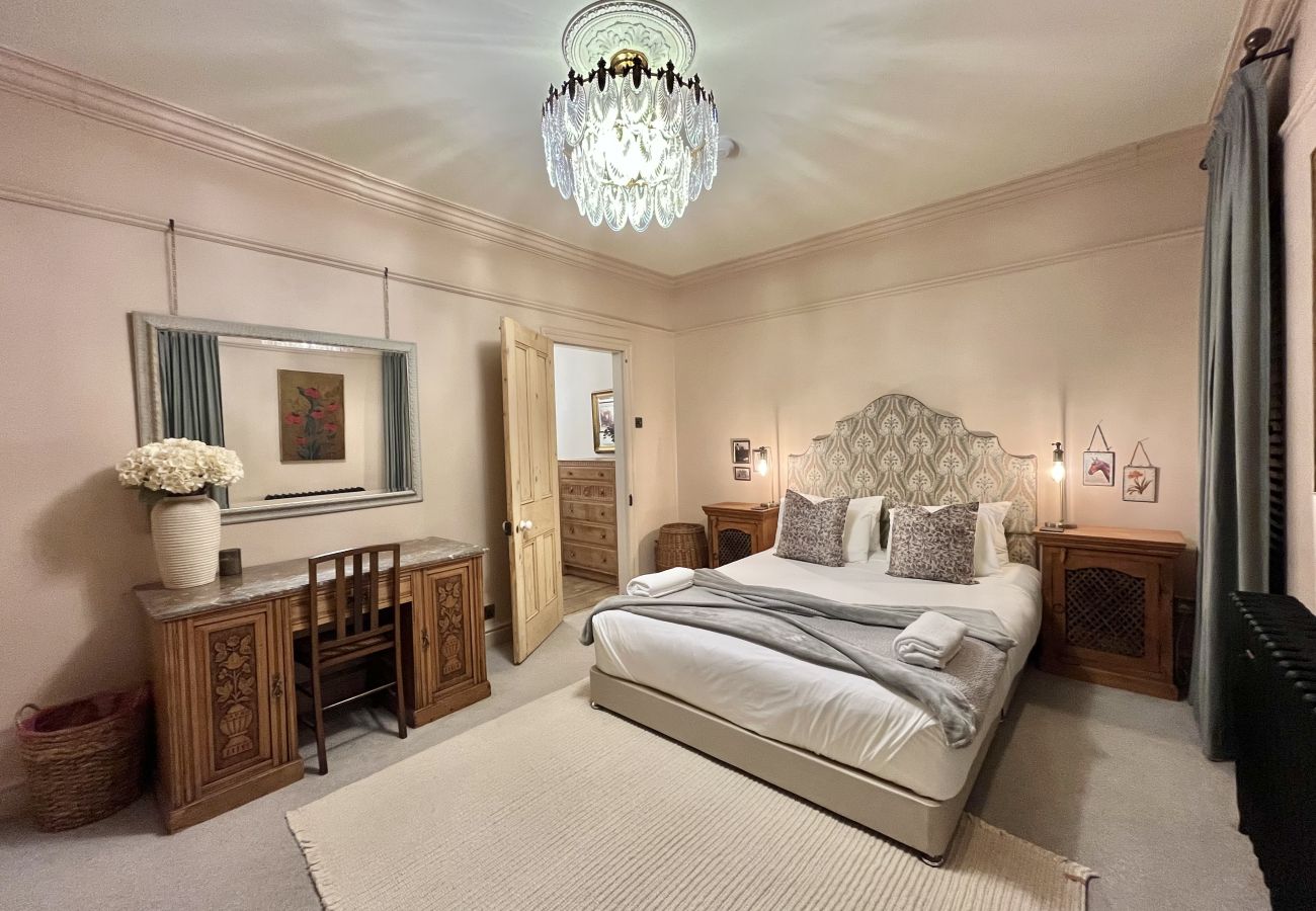 House in Chester - Charming 3BR Home - Garden & Parking