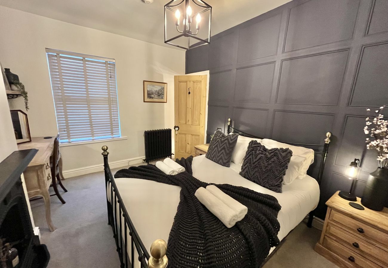 House in Chester - Charming 3BR Home - Garden & Parking