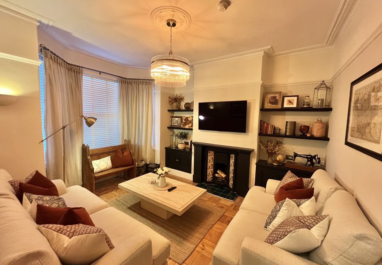 House in Chester - Charming 3BR Home - Garden & Parking