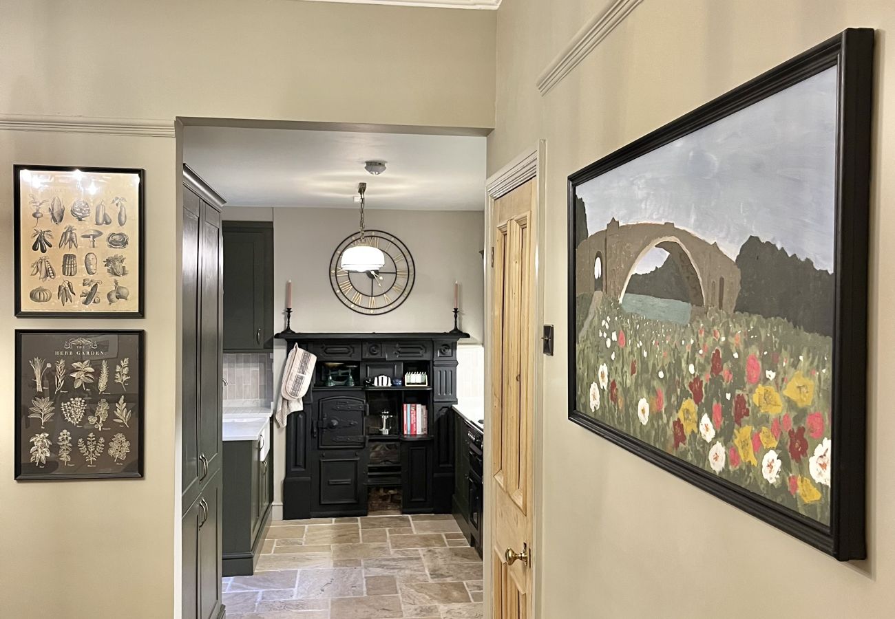 House in Chester - Charming 3BR Home - Garden & Parking