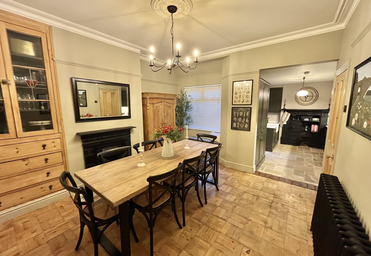 House in Chester - Charming 3BR Home - Garden & Parking