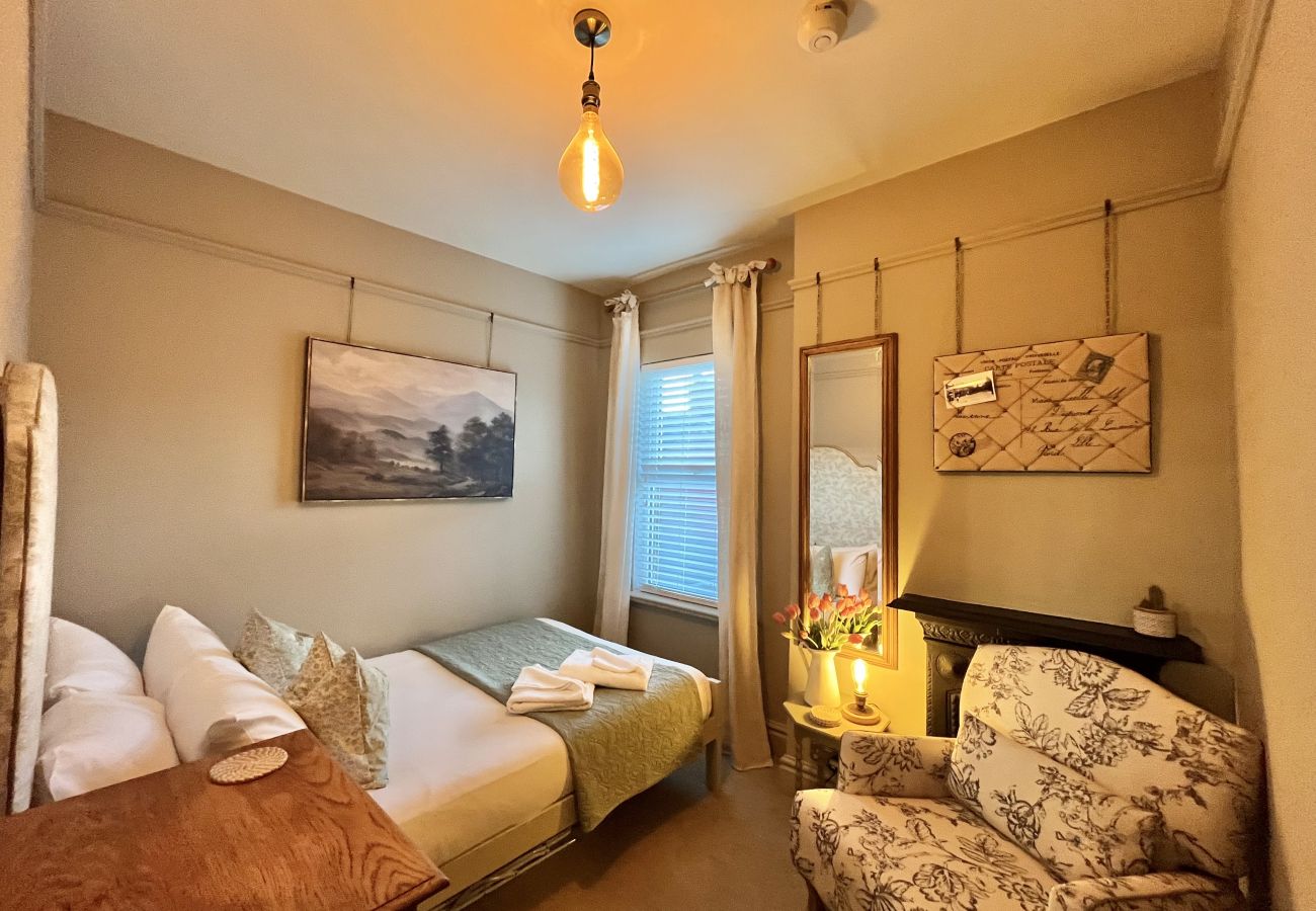 House in Chester - Charming 3BR Home - Garden & Parking